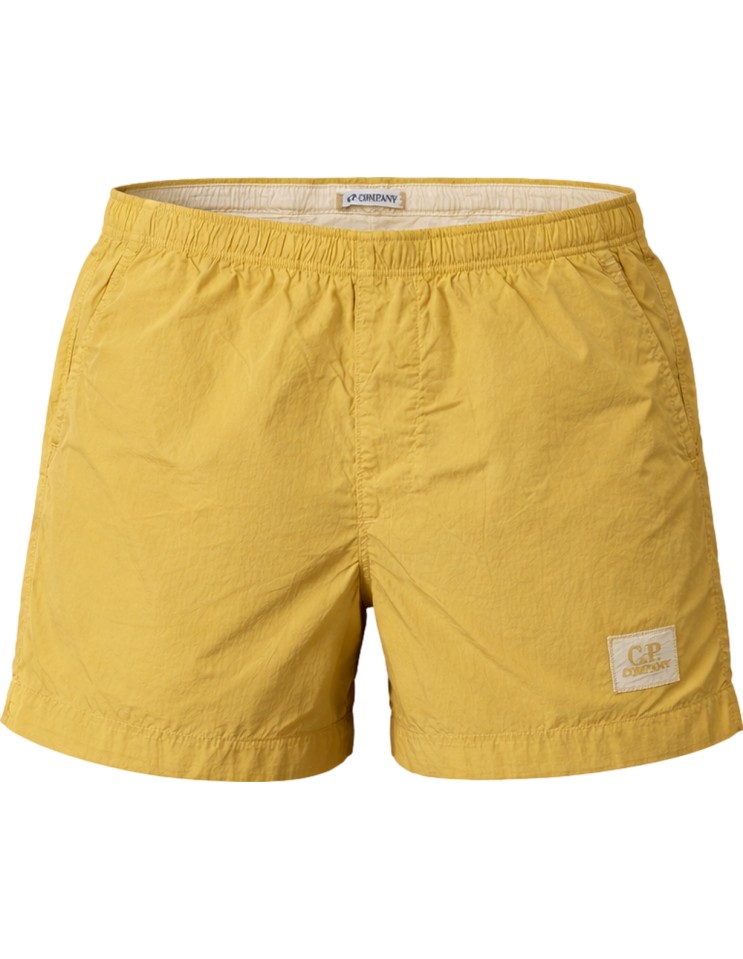 C.P. COMPANY Bañador amarillo Chrome-R secado rápido vista frontal con logo en pata