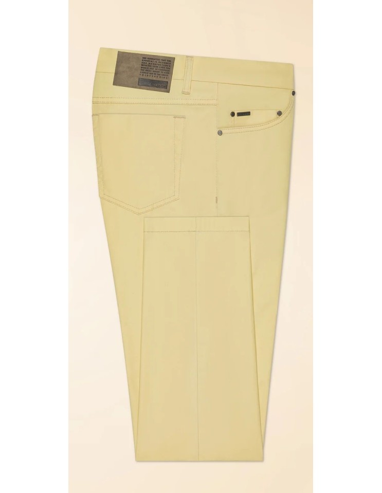 RRD pantalón Marina Chalk  amarillo doblado como exposición.