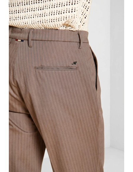 Mason's pantalón Torino Style en espiga marrón detalle tejido espiega en color avellana.