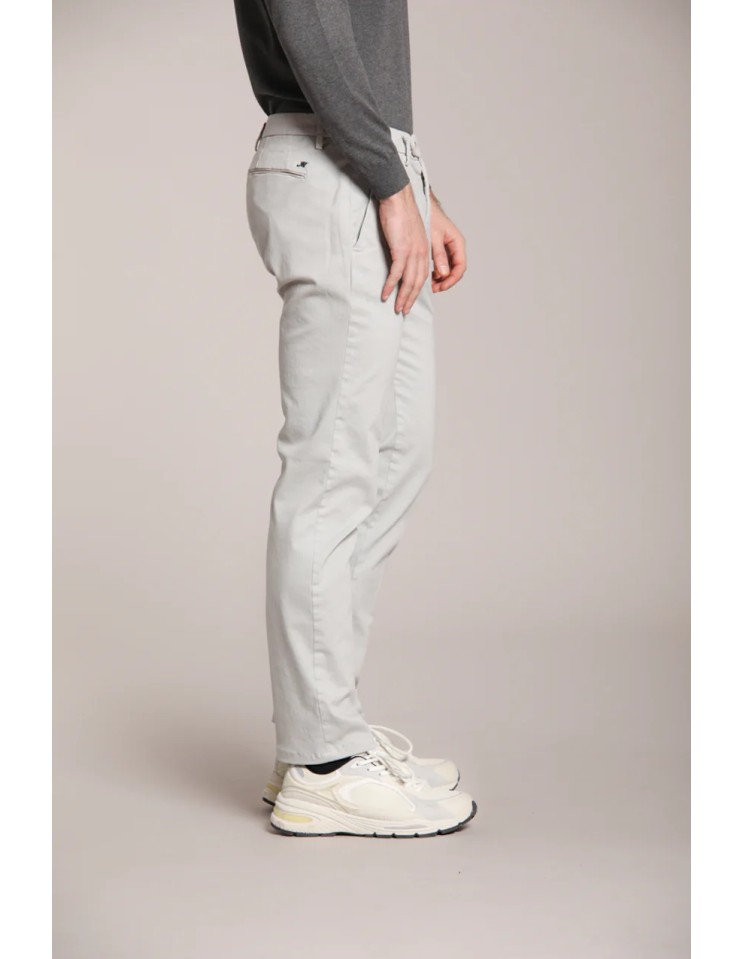 MASON'S Pantalón chino Torino Flex en algodón strech gris vista lateral con vista bolsillos y corte slim