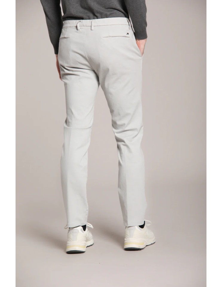 MASON'S Pantalón chino Torino Flex en algodón strech gris vista trasera con el pantalón puesto
