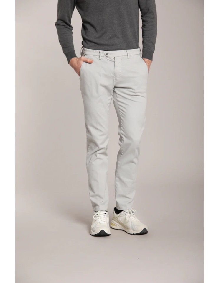 MASON'S Pantalón chino Torino Flex en algodón strech gris vista total frontal del pantalón.