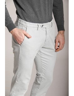 MASON'S Pantalón chino Torino Flex en algodón strech gris vista frontal maniqui invisible 2