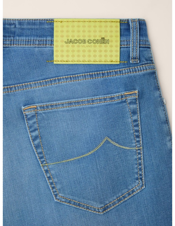 Jeans Jacob Cohen Bard  Azul claro tejido super cómodo vista detalle etiqueta amarillo limon
