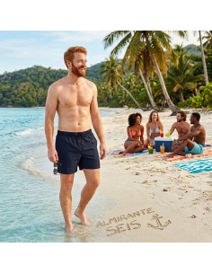 Bañador New Hyper secado rápido azul marino - RRD en la playa puesto en un hombre pelirrojo 2
