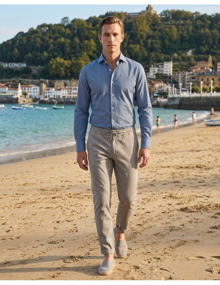 Camisa Sean Panamino Voile de algodón estampado de inspiración japonesa azul- Fedeli en la playa