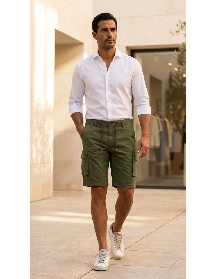 Bermudas cargo pima cotton stretch verde militar - Mason's con una camisa de algodón blanco