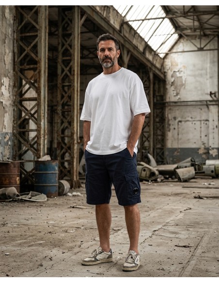 C.P. Company bermudas cargo saten strech azul marino con lente puestas con una camiseta blanca