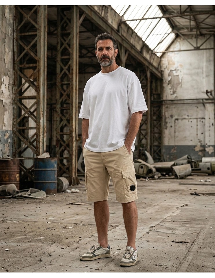 C.P. Company bermudas cargo saten strech beige claro con lente puesta con camiseta blanca