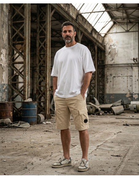 C.P. Company bermudas cargo saten strech beige claro con lente puesta con camiseta blanca