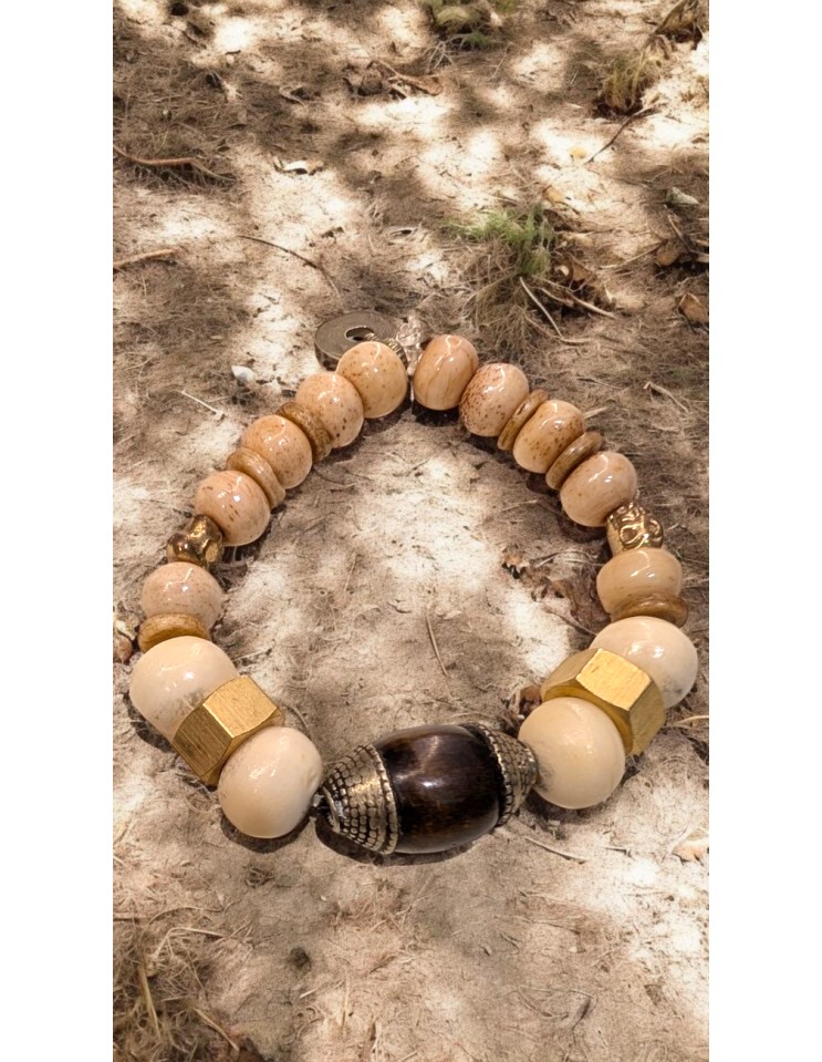 Pulsera artesanal modelo NUT piedras blancas tuercas  y cabuchón en cristal