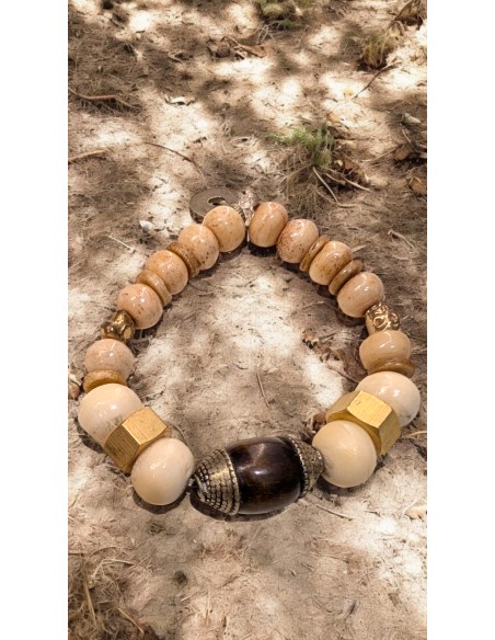 Pulsera artesanal modelo NUT piedras blancas tuercas  y cabuchón en cristal