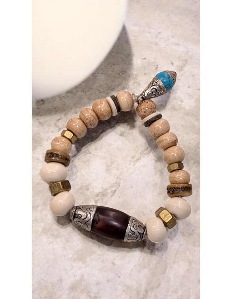 Pulsera artesanal piedras blancas y cremas con tuercas bronce y cabuchón cilíndrico ámbar y colgante tibetano