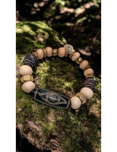 Pulsera artesanal piedras blancas, tuercas y piedra central verde CON AMULETO DZI OJOS DE AGATA
