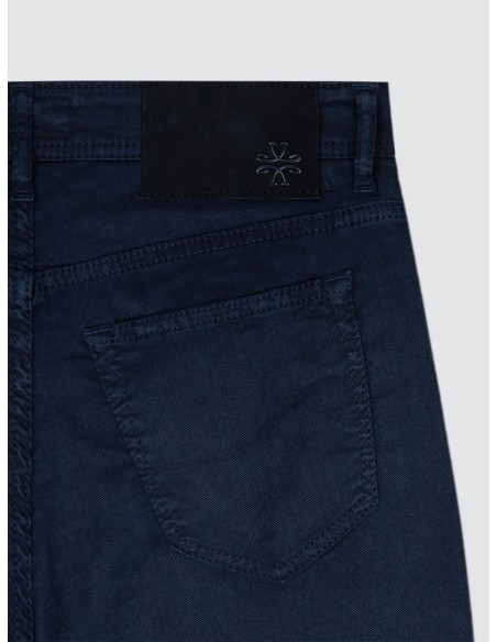 Pantalón elástico lino y algodón modelo Bard azul - Jacob Cohën detalle bolsillo trasero