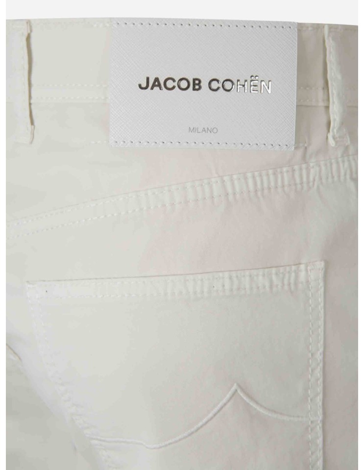 Jacob Cohën Bermudas modelo Nicolás gabardina de algodón elástico azul marfil detalle etiqueta de piel