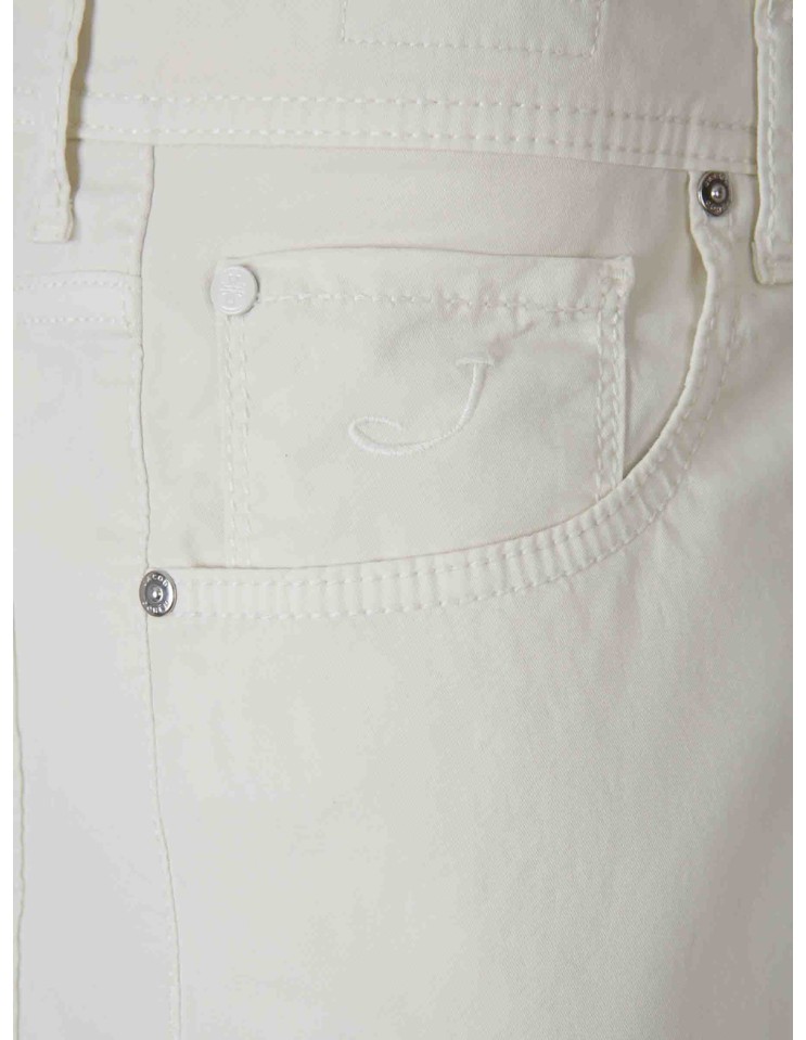 Jacob Cohën Bermudas modelo Nicolás gabardina de algodón elástico azul marfil detalle bolsillo