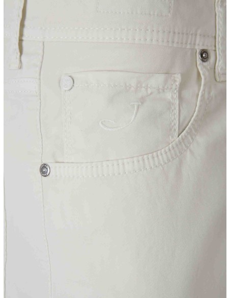 Jacob Cohën Bermudas modelo Nicolás gabardina de algodón elástico azul marfil detalle bolsillo