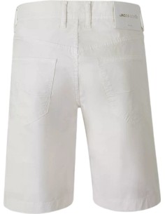 Jacob Cohën Bermudas modelo Nicolás gabardina de algodón elástico azul marfil vista frontal 2