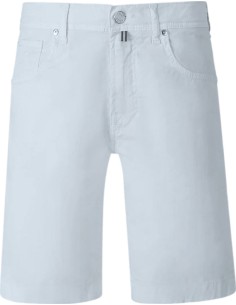 Jacob Cohën Bermudas modelo Nicolás gabardina de algodón elástico azul claro vista frontal