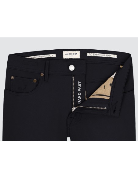 Pantalón 5 bolsillos con fabricación técnica azul marino - Jacob Cohën detalle modelo bard fast
