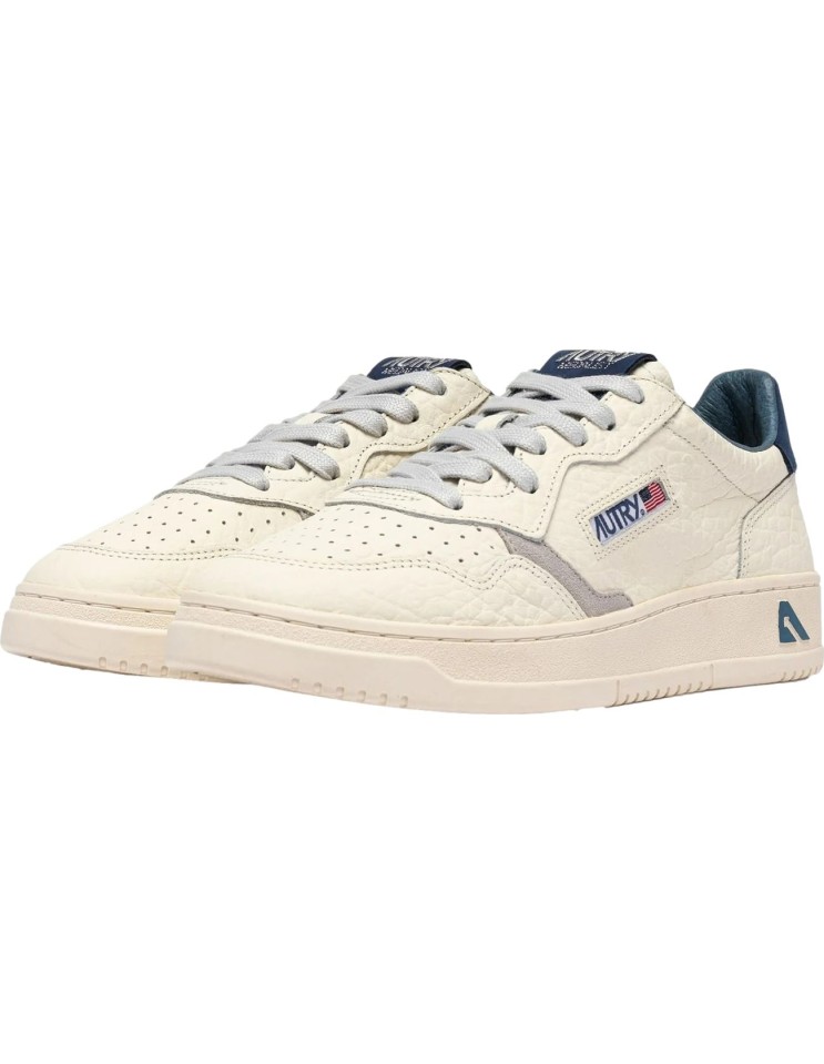 ZAPATILLAS MEDALIST LOW DE PIEL BLUE DEPTHS Y VAPOR NE20 VISTA FRONTAL 2 PIES