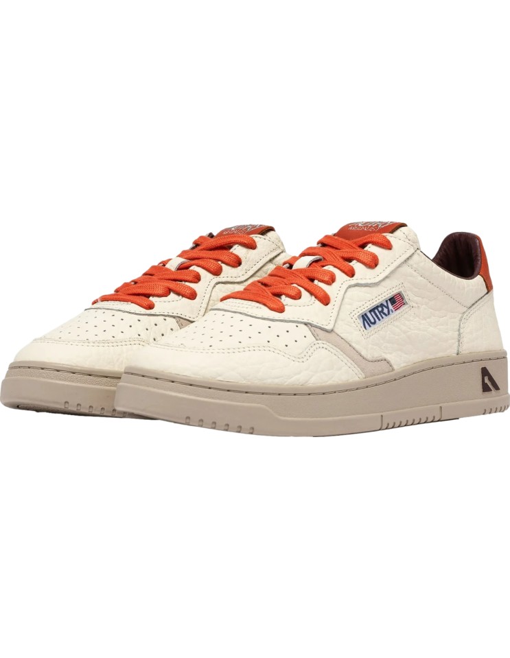 Autry zapatilla medalist low blanco piel rugosa contrastes calabaza AULM - NE17 vista  dos pies