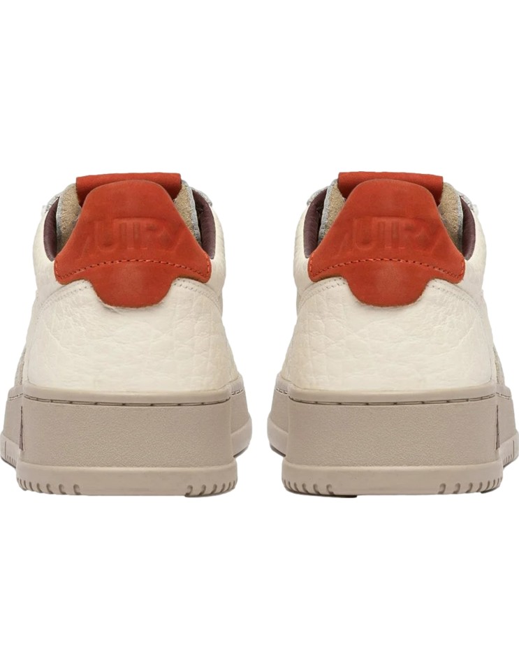 Autry zapatilla medalist low blanco piel rugosa contrastes calabaza AULM - NE17 vista talonera naranja