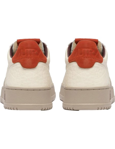 Autry zapatilla medalist low blanco piel rugosa contrastes calabaza AULM - NE17 vista talonera naranja
