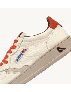Autry zapatilla medalist low blanco piel rugosa contrastes calabaza AULM - NE17 vista lateral 2