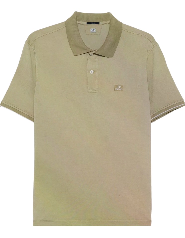 C.P. Company polo tacting verde salvia vista frontal, cuello mas oscuro