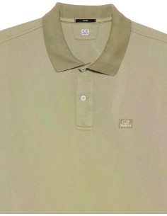 C.P. Company polo tacting verde salvia vista frontal, cuello mas oscuro 2