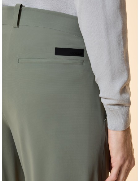 RRD Pantalón chino tejido surflex invierno verde claro - Roberto Ricci Designs detalle logo en vista trasera