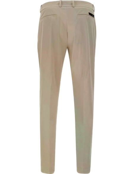 RRD Pantalón chino 1 pinza tejido surflex invierno beige - Roberto Ricci Designs vista trasera dos bolsiloos y logo negro