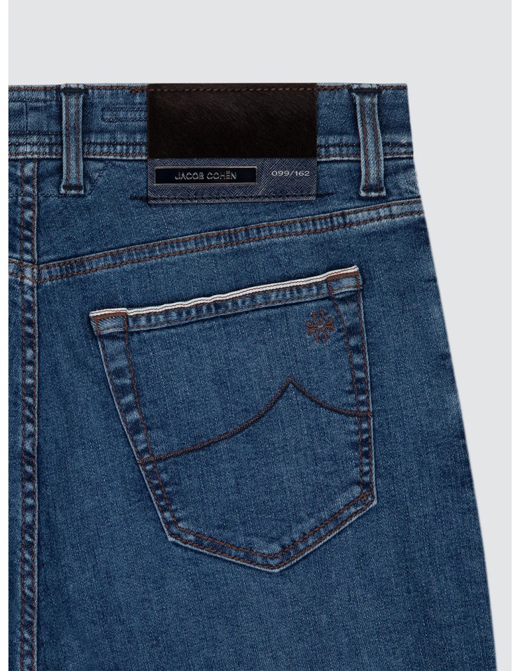 Jacob Cohën Jeans Bard LTD en denim elástico orillado azul medio detalle etiqueta de piel edición limitada y numerada