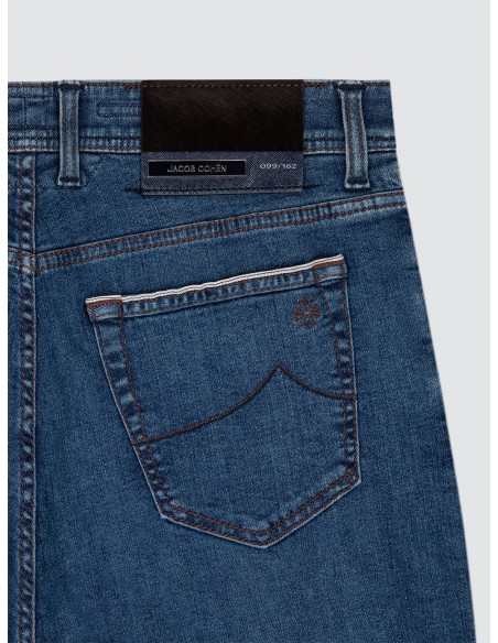 Jacob Cohën Jeans Bard LTD en denim elástico orillado azul medio detalle etiqueta de piel edición limitada y numerada