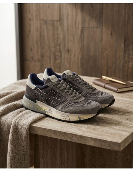 Premiata Mick 8133 en ego madrid vista lateral apoyadas en una mesa de Ego Madrid