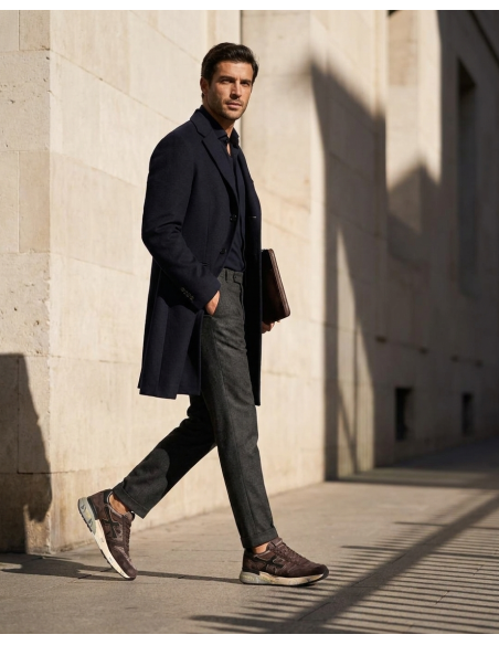 Premiata Mick 8434 marrón nailon lavado puesta en un hombre con un abrigo y unos pantalones