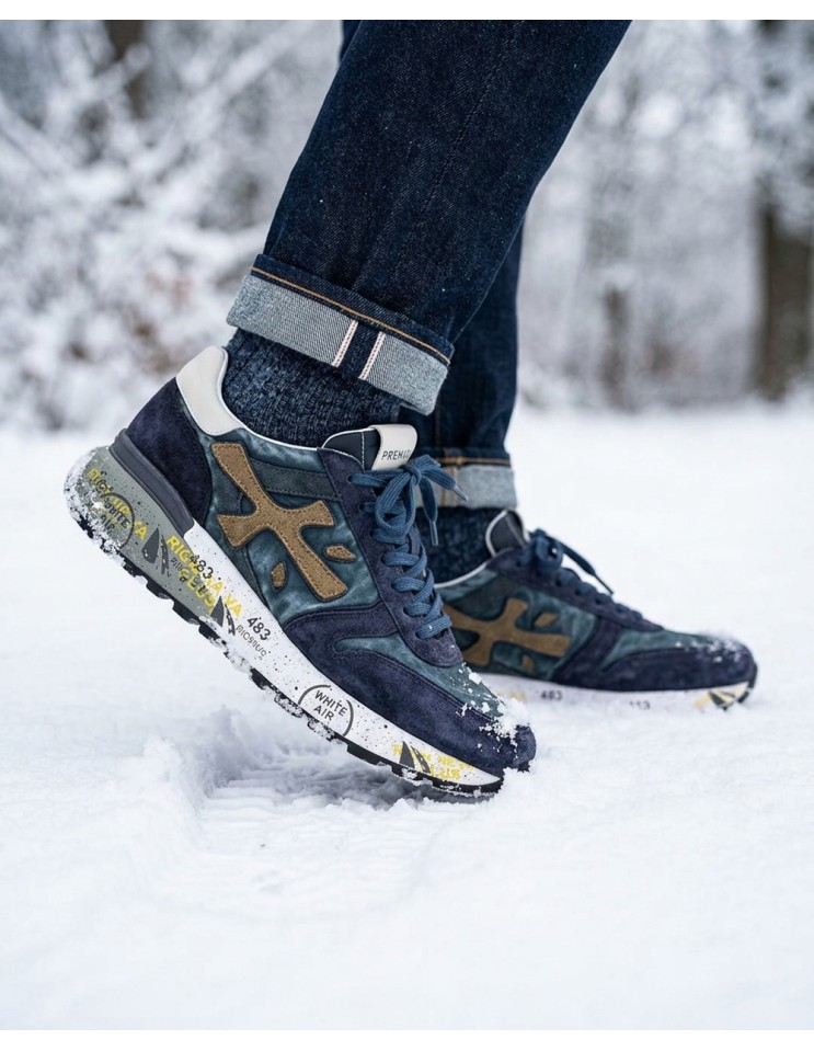 premiata mick azul 8435 vista lateral pisando la neve en Almirante Seis Madrid y egomadrid.com