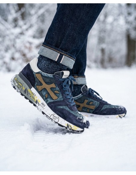 premiata mick azul 8435 vista lateral pisando la neve en Almirante Seis Madrid y egomadrid.com