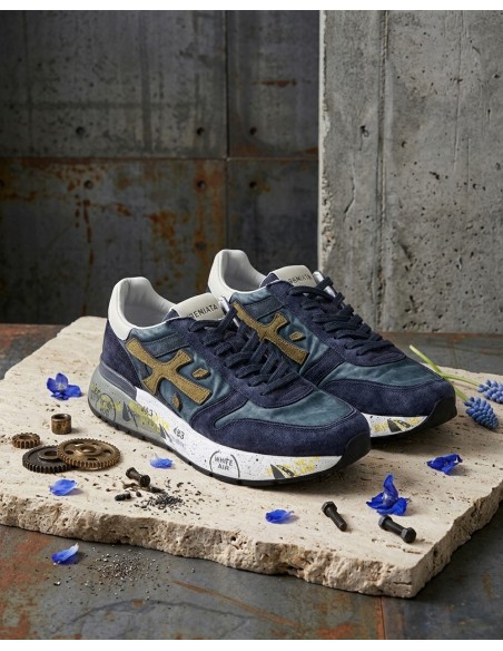 premiata mick azul 8435 vista lateral en Almirante Seis Madrid y egomadrid.com sobre base  con flores azules