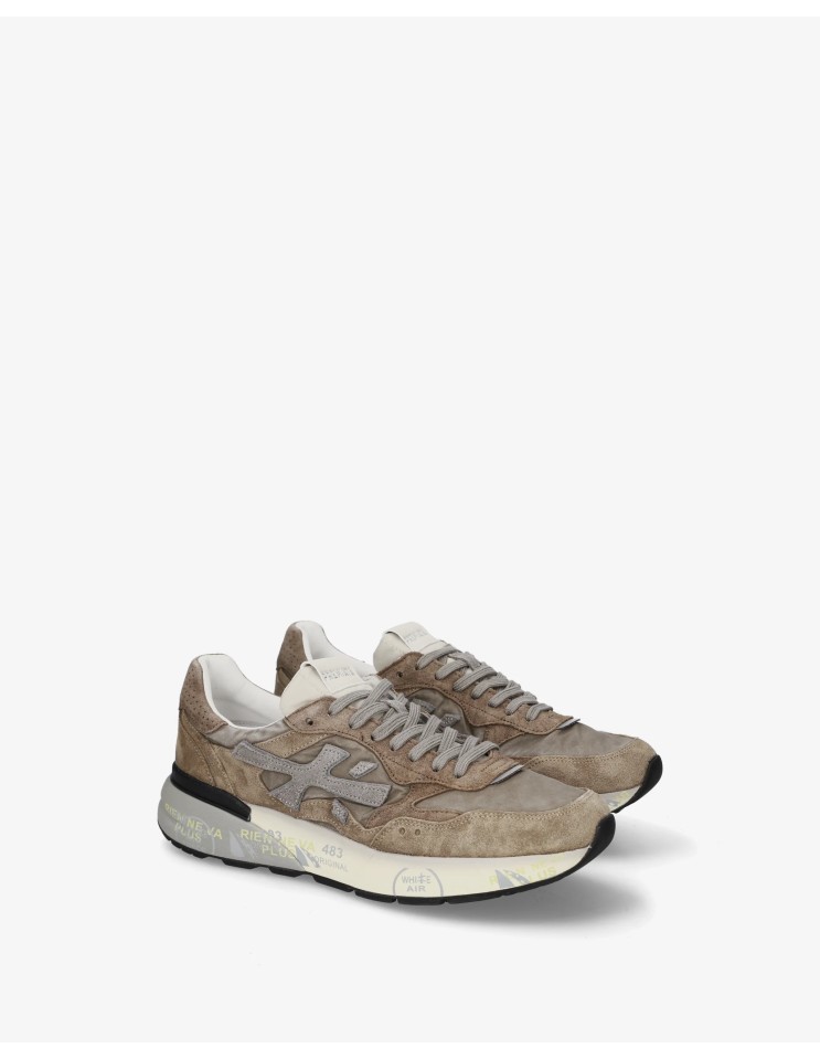 Premiata en ante marrón modelo mick 018437 vista lateral dos pies juntos