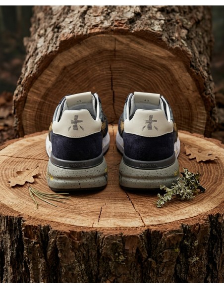 Premiata en ante marrón modelo mick 018437 vista talones sobre un tronco de madera