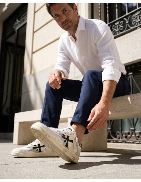PREMIATA Clay 7262 off white contrastes negros vista en un hombre con vaqueros y camisa blanca
