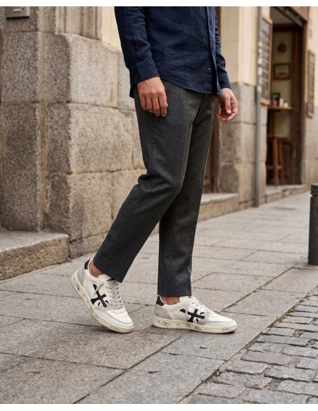 PREMIATA Clay 7262 off white contrastes negros andando por la calle