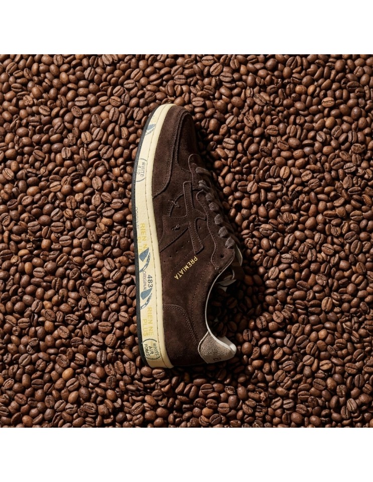 PREMIATA CLAY MARRON 8446  vista sobre cafe