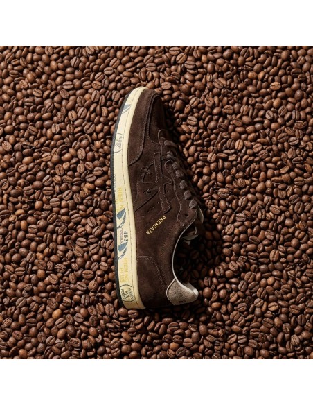 PREMIATA CLAY MARRON 8446  vista sobre cafe