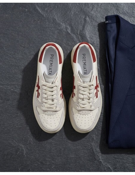 Premiata quinn 8651 blanco con logo rojo vista cenital