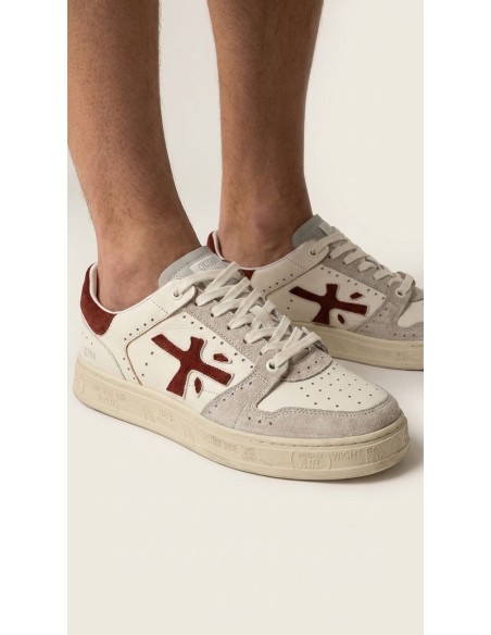 Premiata quinn 8651 blanco con logo rojo vista pueta en un hombre sn calcetines