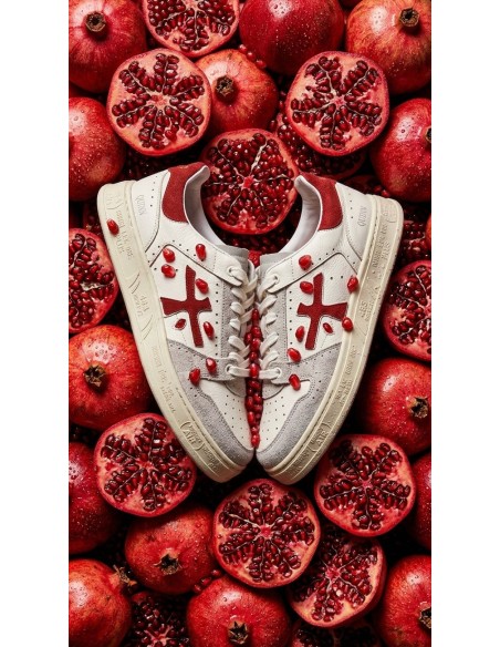 Premiata quinn 8651 blanco con logo rojo vista con granadas